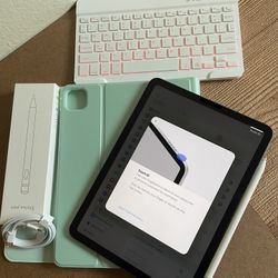 Apple iPad Air 5th Generation (M1 chip / 2022) 64GB with keyboard, pencil & Accessories 