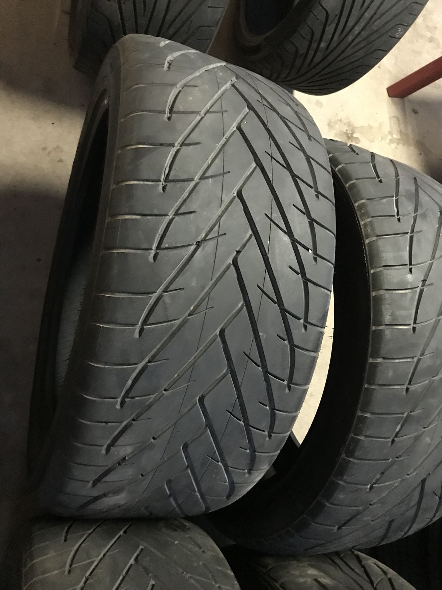 305-40-22 tires