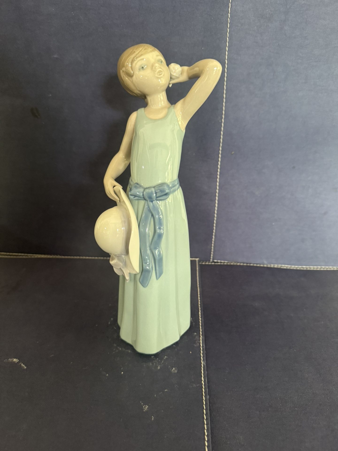 Lladro - Girl With Hat By Side 