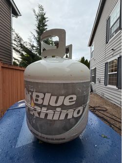standard 20 lb propane tank