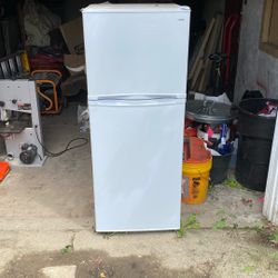 9.8 Cu. Ft. Top Freezer Refrigerator