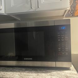 Samsung Countertop Microwave  (Like New)