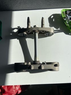 2009 Yamaha YZ450F Motorcycle Triple Tree Fork Stem Assembly