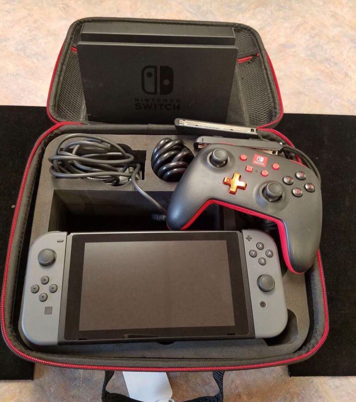 NINTENDO SWITCH WITH TRAVEL CASED AND ACCESORIOS W
