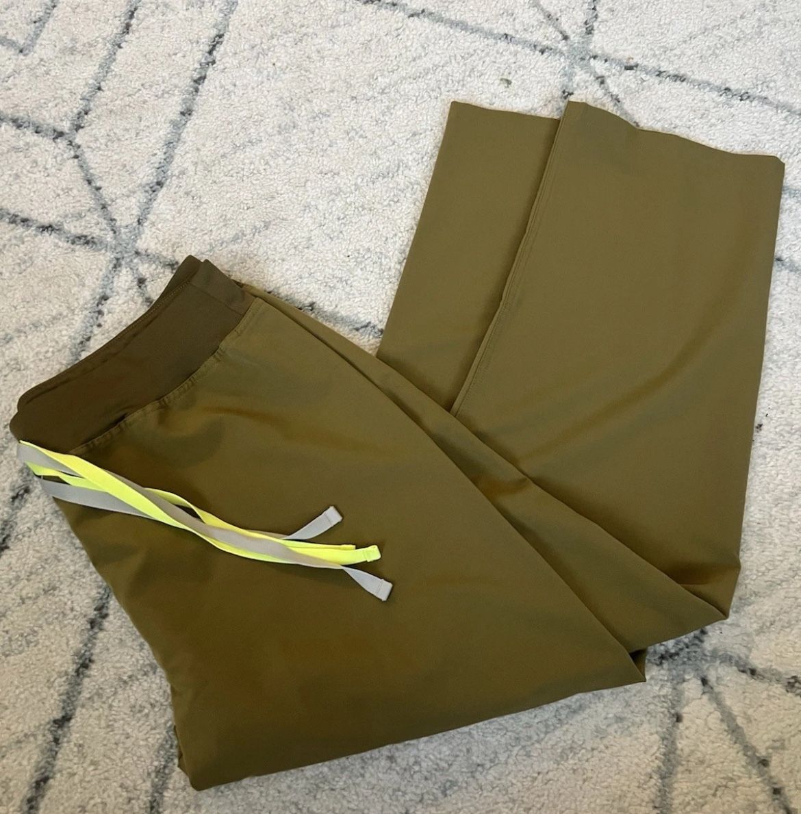 Figs Women’s Livingston Scrub Pants Size XL/P Martini Olive PO2404 Dual String