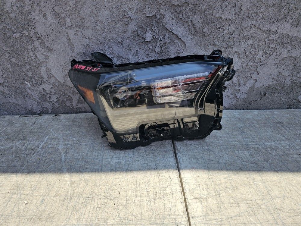 Toyota Tacoma 2024 2025 Right Headlight