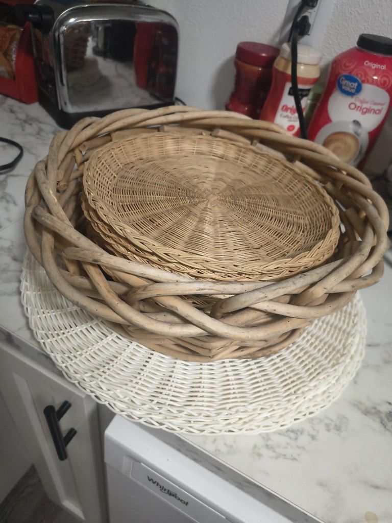 Wicker Rattan Paper Plates W/ basket & white place mats