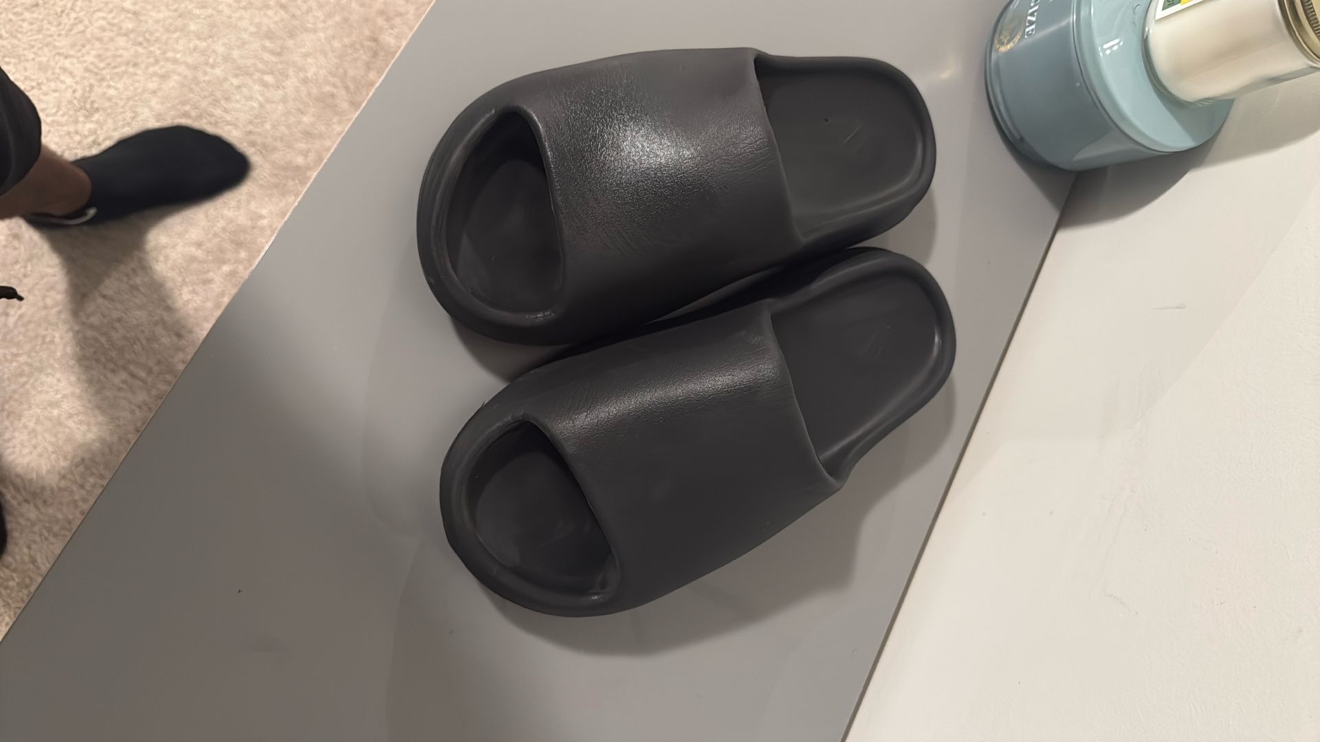 YEEZY SLIDES SIZE 9 MENS