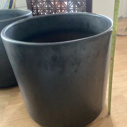 Large black garden pots 