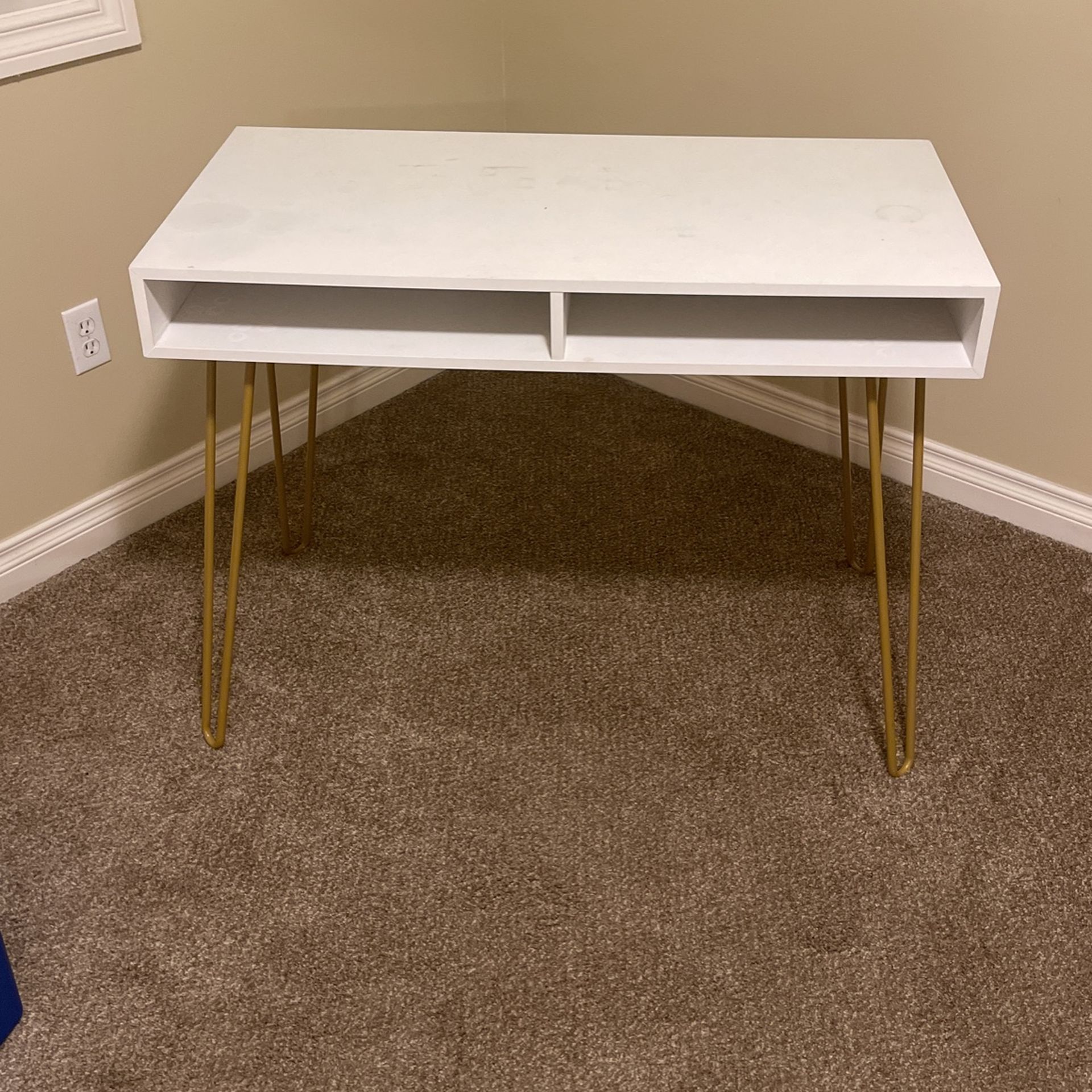 White Des/table