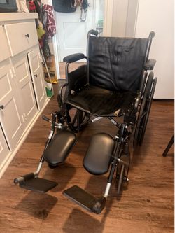 Wheelchair with adjustable leg and foot rest