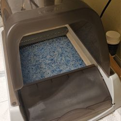 Scoop Free Auto Litterbox With Hood And Reusable Tray