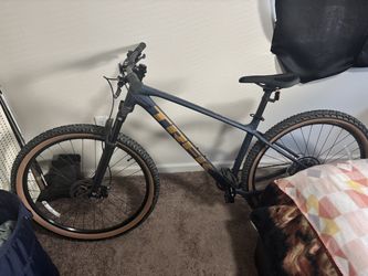 Large Trek Marlin 5 Gen 3 mountain bike hardtail