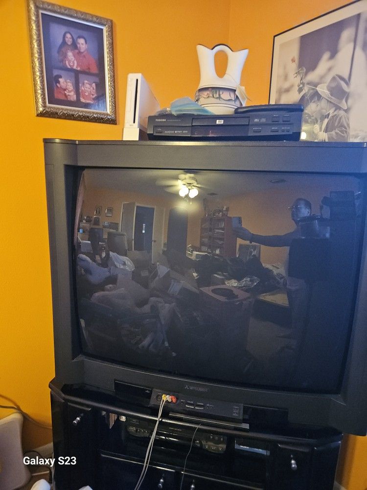Mitsubishi 40 Inch CRT Tube TV Rare!