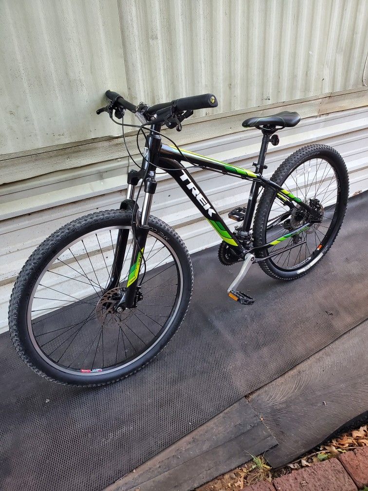 27.5 Trek Marlin 6 mountain bike. FIRM PRICE 