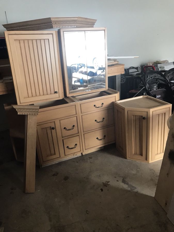 Bathroom cabinet/vanity set with crown capping