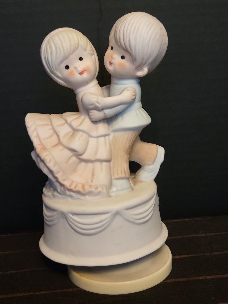 Vintage Artmark Original Porcelein Dancing Couple Musical Figurine 7.5"