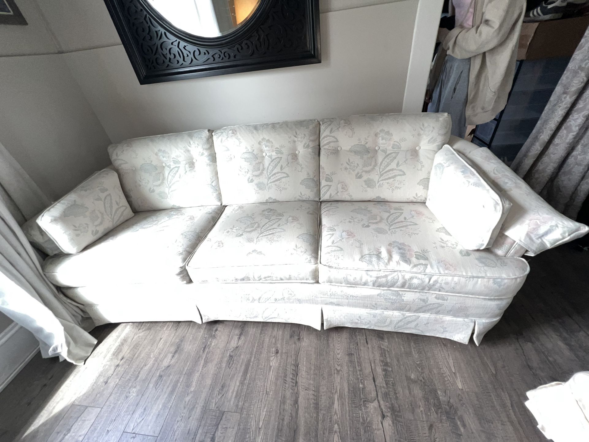 $1999 - Beautiful Pristine Sofa / Couch (delivery)