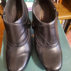 New Still In Box Cute Black Leather Ankle Boots Made By Clark's Size 7 Wide