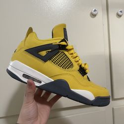 Jordan 4 Lightning (Size 8 M)