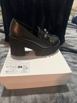 Womans shoes new size 8