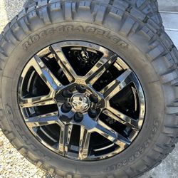20 Inch Chevy Black wheels With Nitto Ridge Grappler 35X12.5R20LT