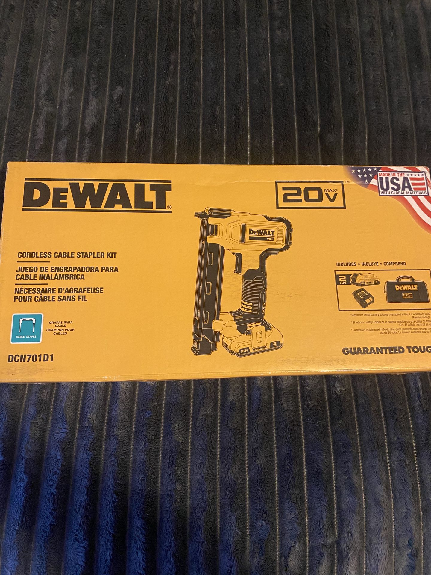 Dewalt 20 V Cable, Stapler, Kit Battery & Charger & tool bag included