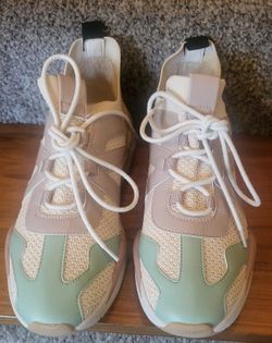 New,women Sneaker 👟 Size 8.5