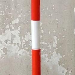 Delineator post with chain