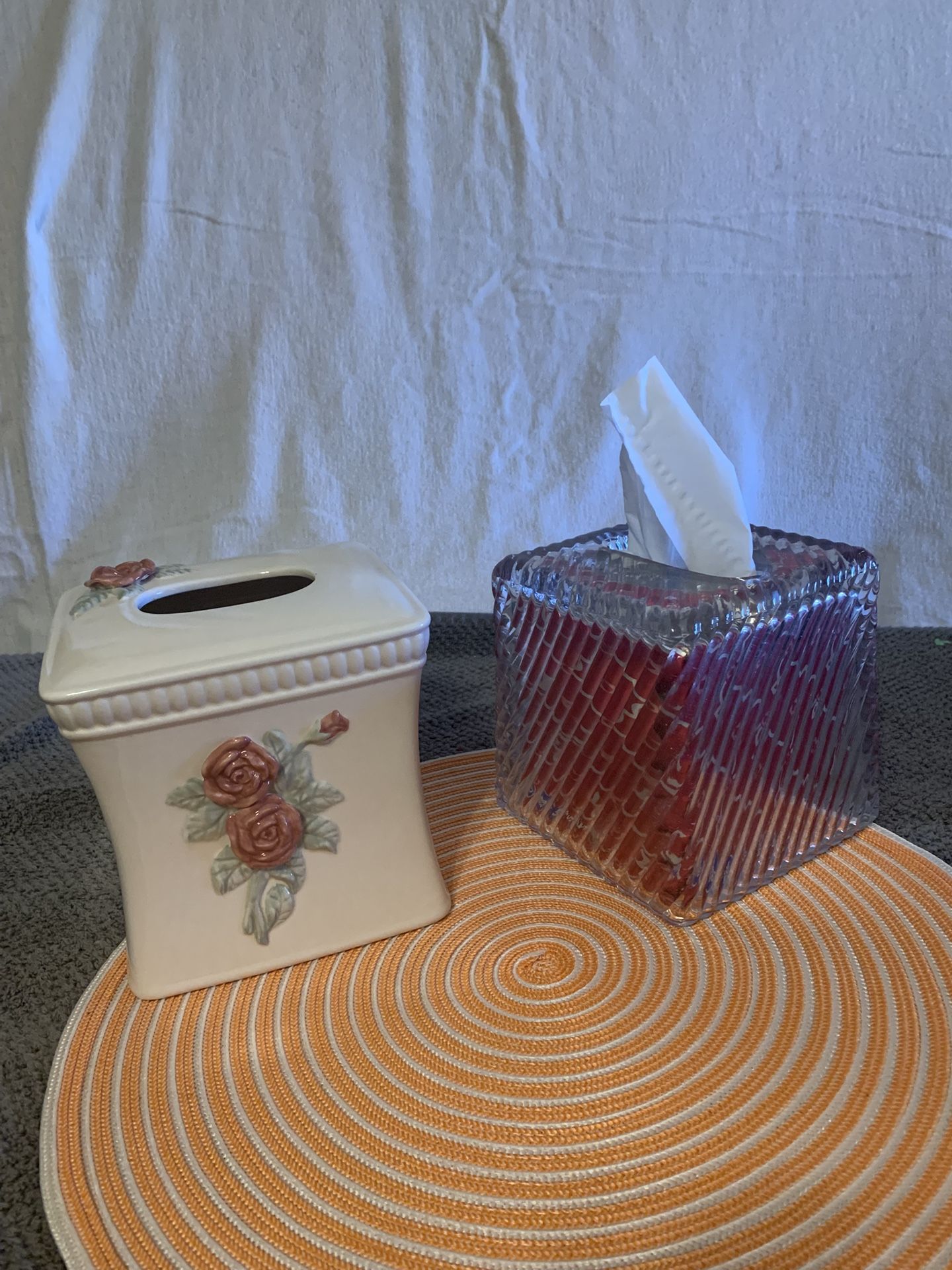 2 Attractive Tissue Holders