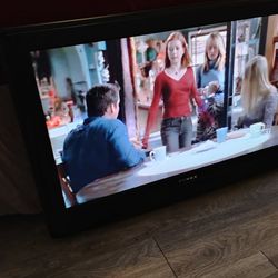 32 inch TV with Wall Mount 
