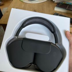 Apple Airpod Maxes 