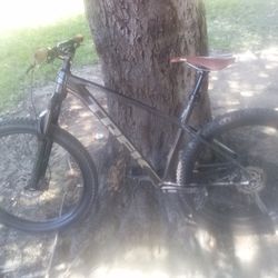 27.5" TREK ROSCOE7  MOUNTAIN BIKE