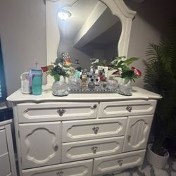 DRESSER AND MIRROR COMBO