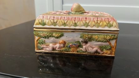 Capodimonte trinket box