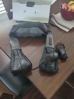 Kneading neck massager