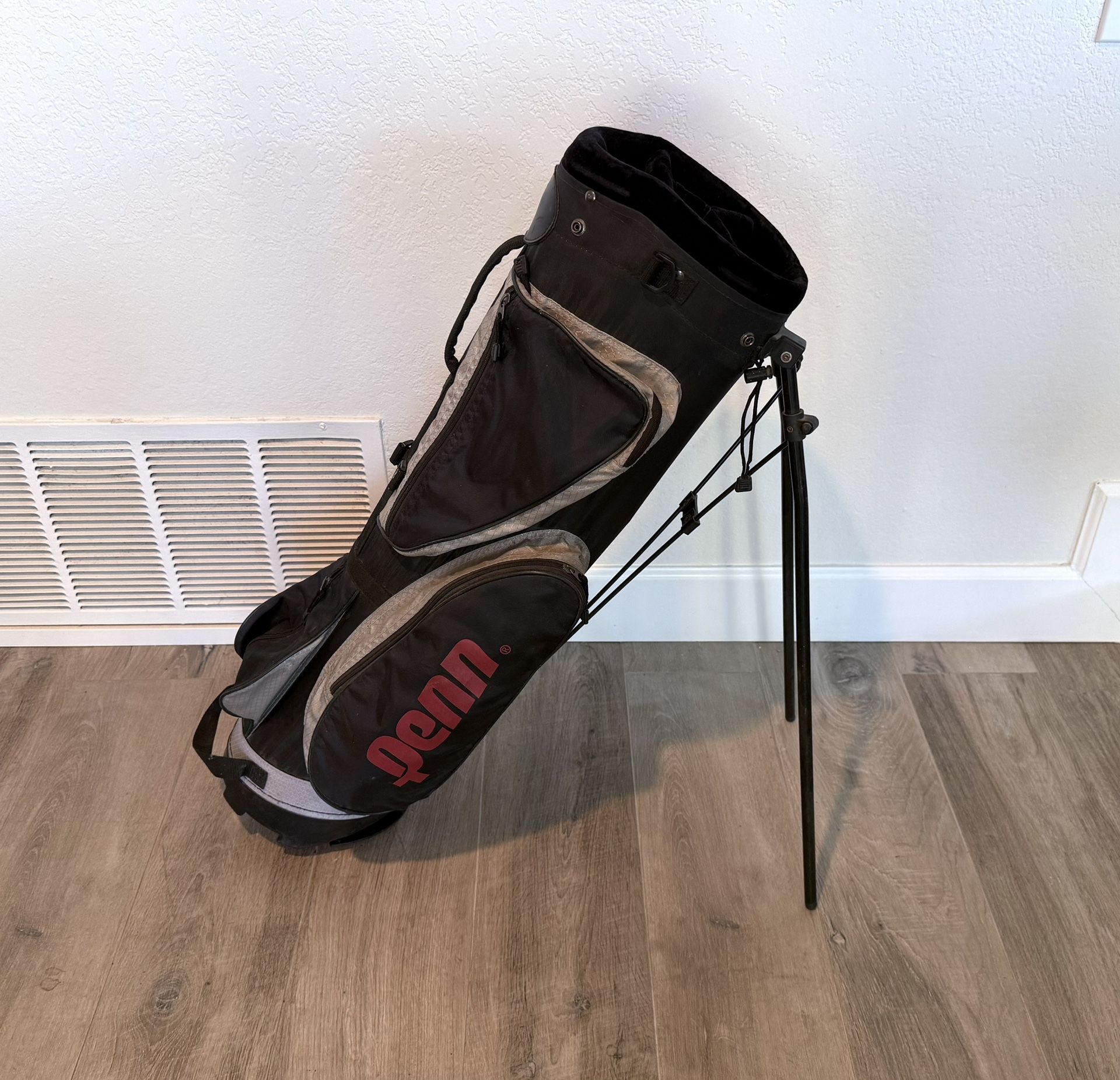 Penn Golf Bag (+ gloves, golf tees, 8 golf balls, included for free)