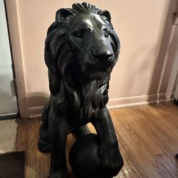 Featuring a king of the jungle lion with ball motif, our 29in. outdoor synthetic garden decoration is the perfect ornament to beautify any garden (gre