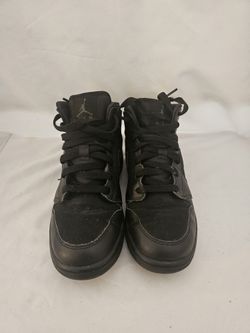 All Black Nike Size 5 Youth