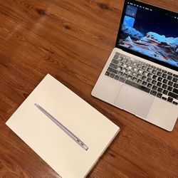 MACBOOK 2020 M1 USED LIKE NEW WITH BOX