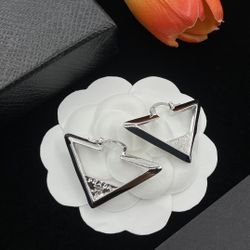 A classic women's earrings