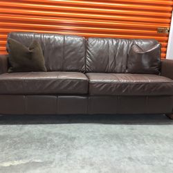 USED LEATHER COUCH .... Sofá De Piel Usado