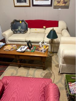 Classic Cream Sofa – Timeless & Comfortable