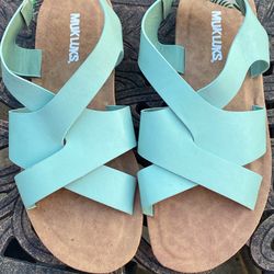 Women’s Mukluks Sandals sz 8