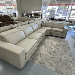 Premium Leather S e c t i o n a l s 