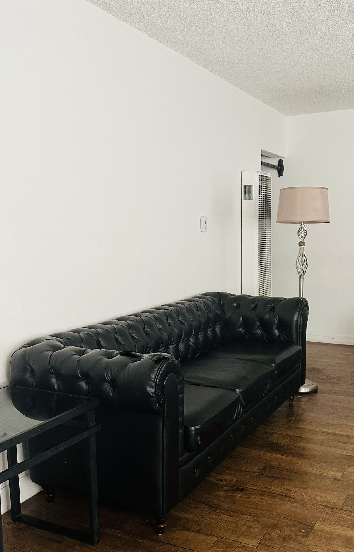 Black Chesterfield Leather Sofa – Classic Style