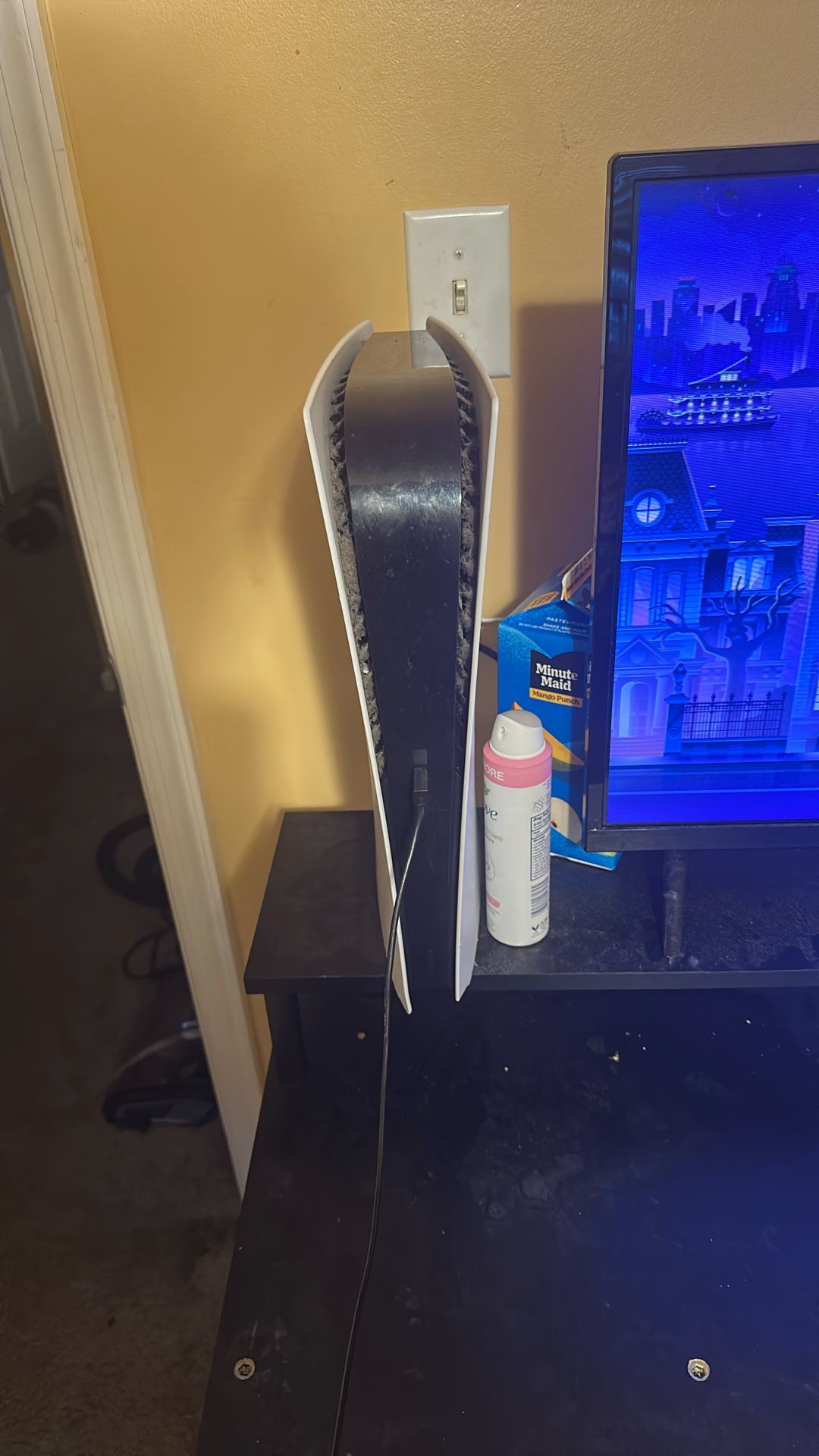 ps5 everything works on it comes with one controller