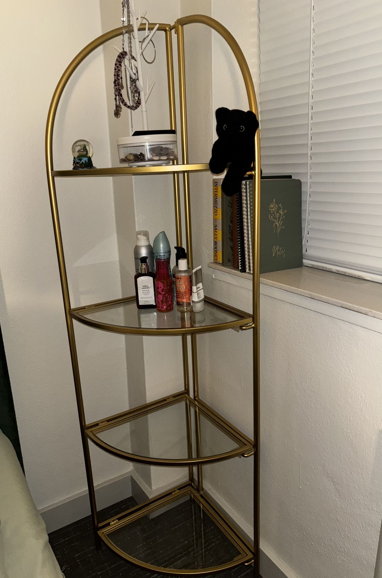 Corner shelf  