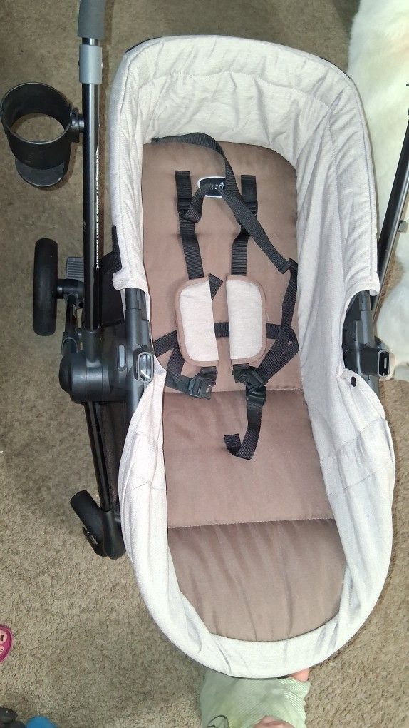 Evenflo Pivot Bassinet/ Stroller