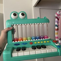 Crocodile toy piano